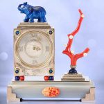 A FINE AND RARE ART DECO LAPIS LAZULI, CORAL, CULTURED PEARL, AGATE AND DIAMOND DESK CLOCK, CIRCA 1925