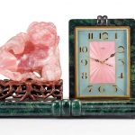 AN ART DECO 'DOG OF FÓ' ROSE QUARTZ, MARBLE, ENAMEL AND ROSEWOOD 'CHINOISERIE' TABLE CLOCK