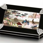 AN ART DECO YELLOW GOLD, BLACK LACQUER, DIAMOND AND MOTHER-OF-PEARL COMPACT CASE